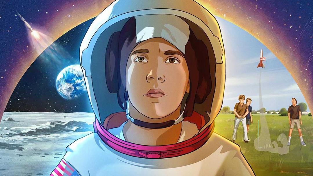 پسربچه‌ای با لباس فضانوردی در حال فکر کردن به فضا و دوستانش روی زمین در فیلم Apollo 10½: A Space Age Childhood