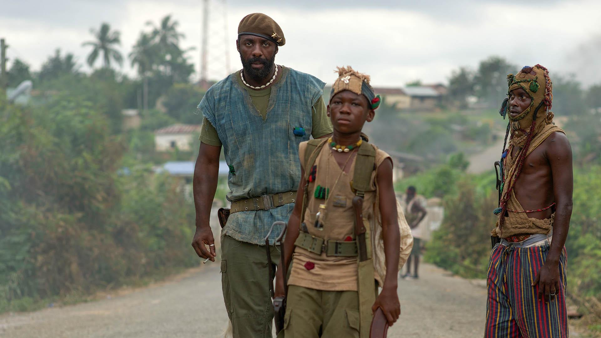 ادریس البا در کنار دو سیاه پوست دیگر در فیلم Beasts of No Nation