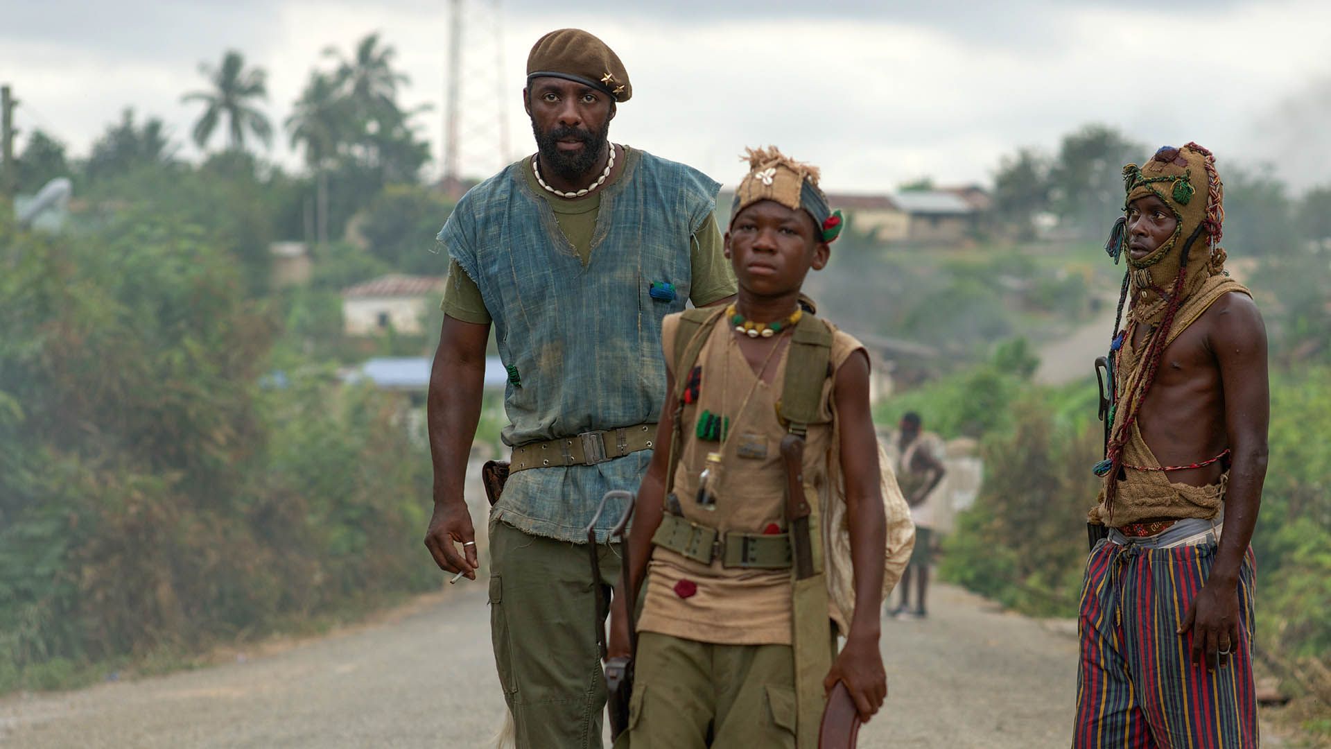 ادریس البا در کنار دو سیاه پوست دیگر در فیلم Beasts of No Nation