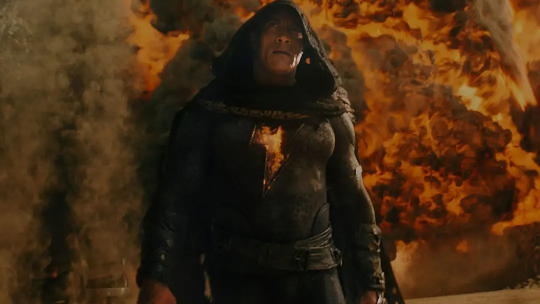 بلک ادم با بازی دواین جانسون در حال خارج شدن از آتش در فیلم Black Adam