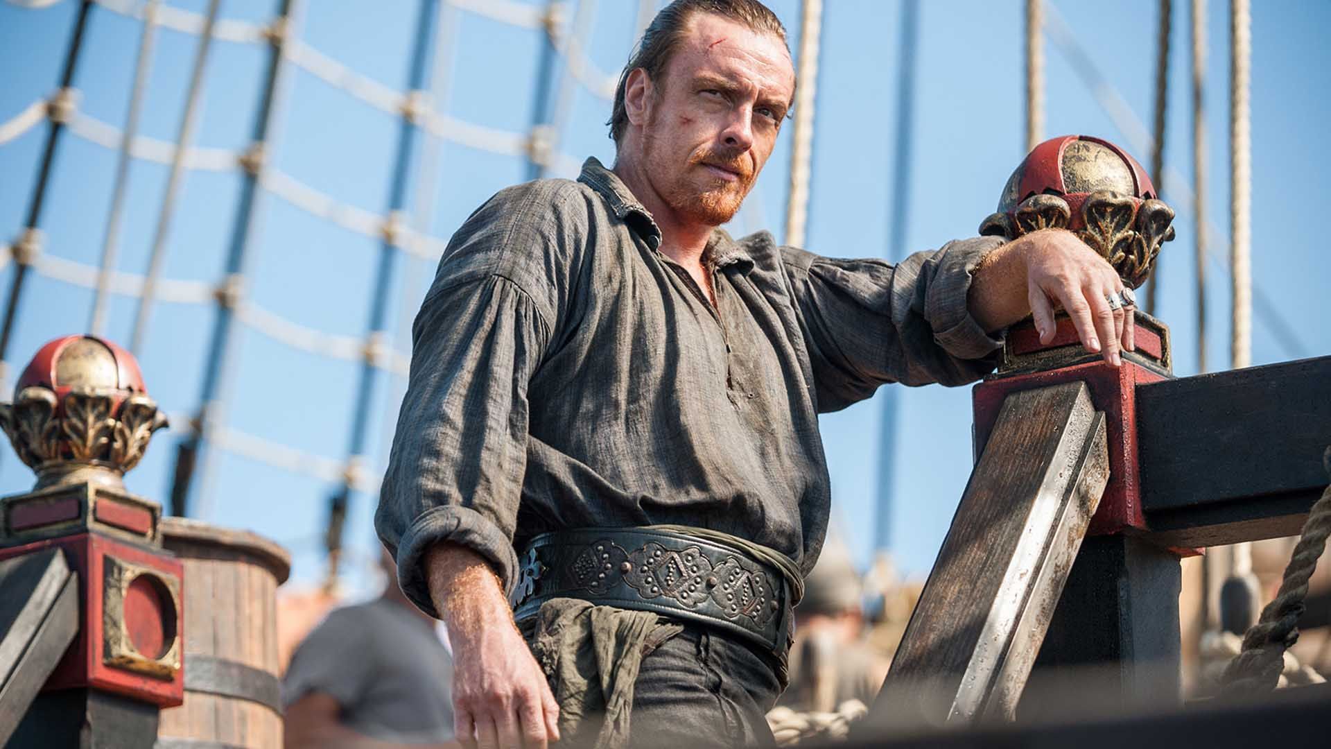 شخصیت اصلی سریال Black Sails روی عرشه کشتی