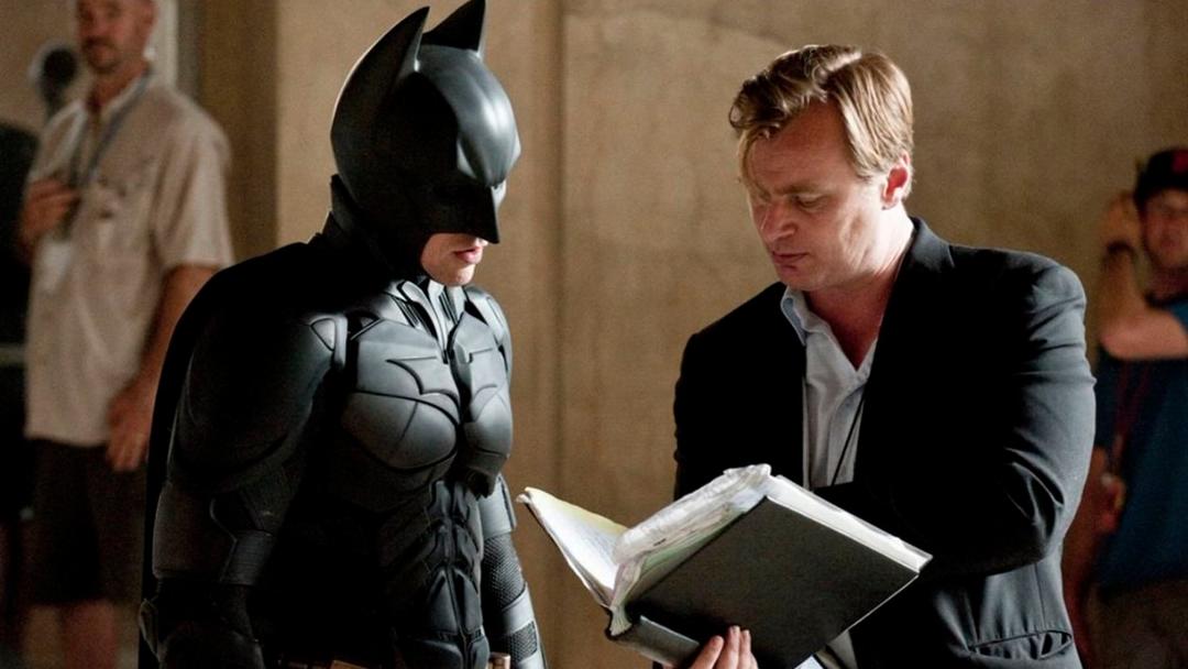 2022-6-christopher-nolan-junto-christian-bale-en-el-caballero-oscuro-la-leyenda-renace-warner-bros-pictures-(1)