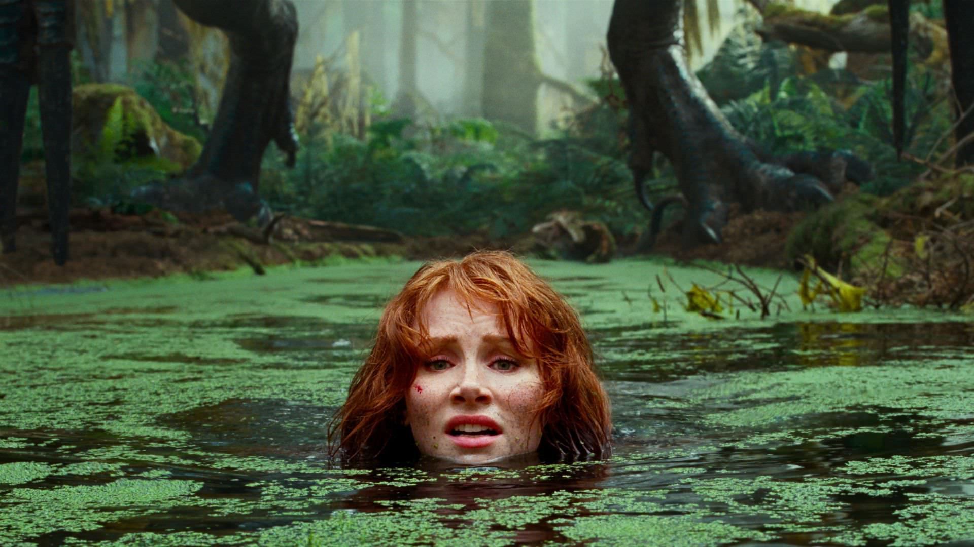 برایس دالاس هاوارد در حال شنا در دریاچه و فرار از دست دایناسور در فیلم Jurassic World Dominion