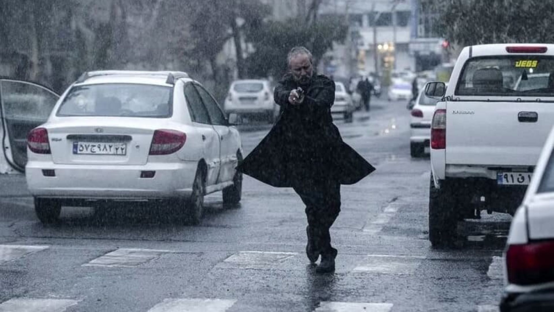 جواد عزتی در نمایی از مرد بازنده