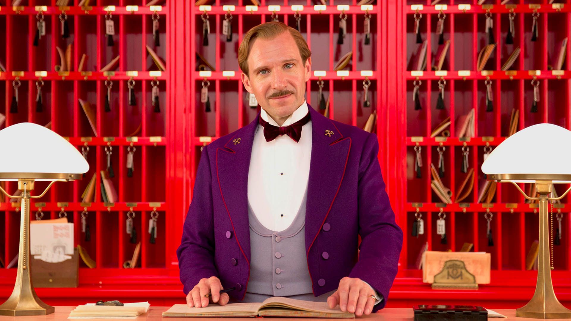 مستر گوستاو با بازی ریف فاینز در فیلم the grand budapest hotel