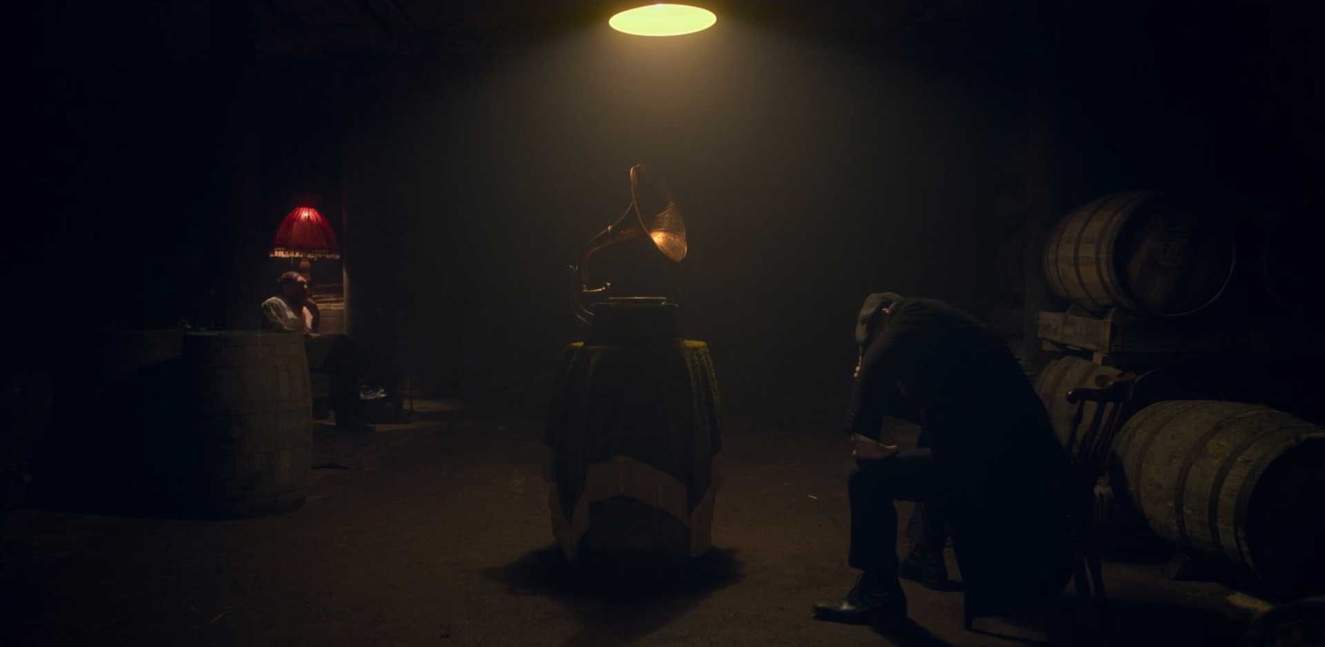 تامی شلبی و گرامافون در محیط کم‌نور فصل ۶ سریال Peaky Blinders