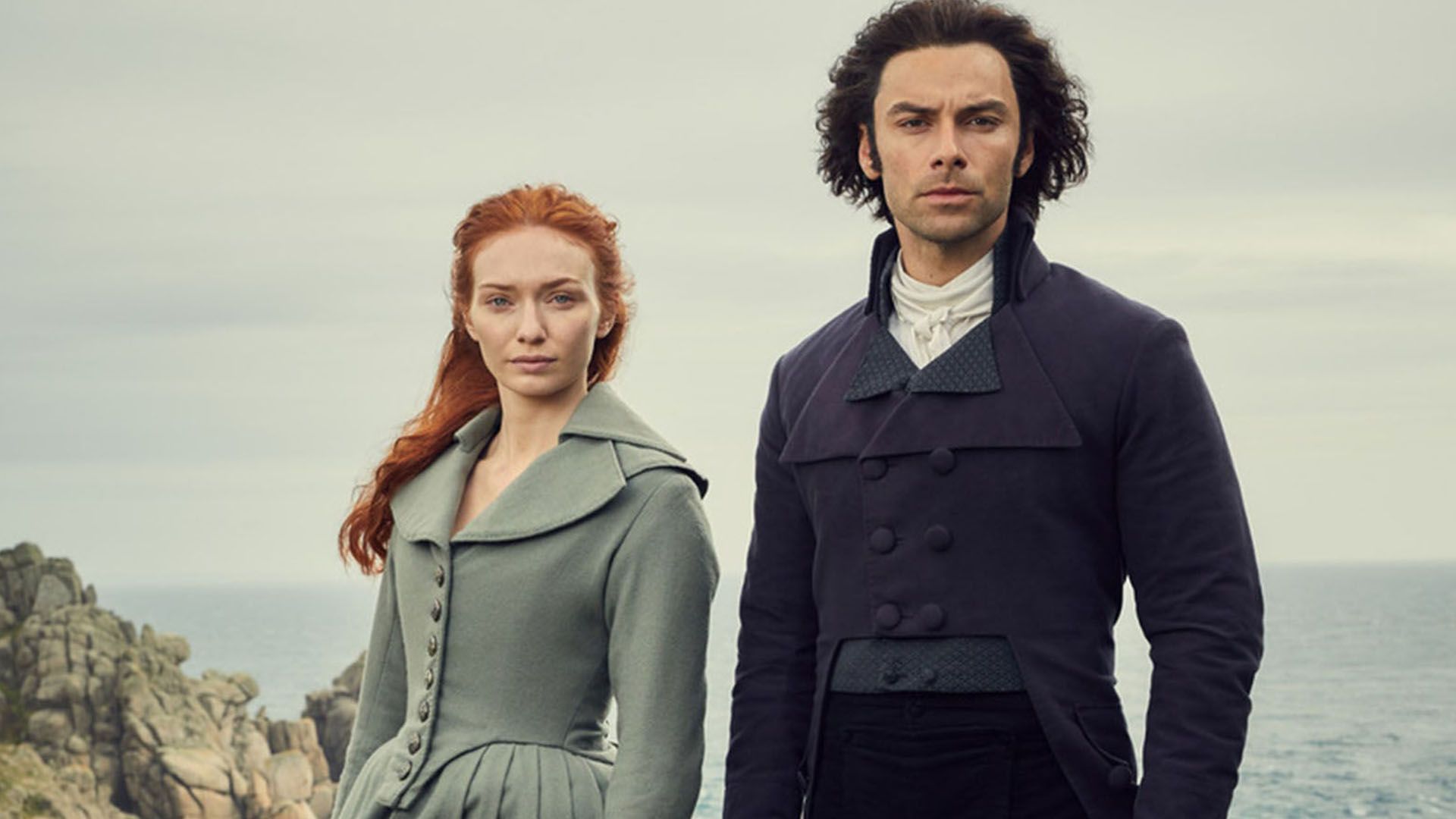 دو شخصیت اصلی سریال Poldark روی صخره‌ها