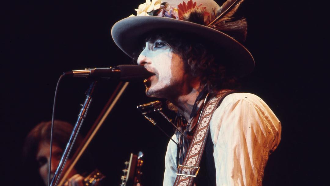 باب دیلن در حال خواندن در فیلم Rolling Thunder Revue: A Bob Dylan Story by Martin Scorsese