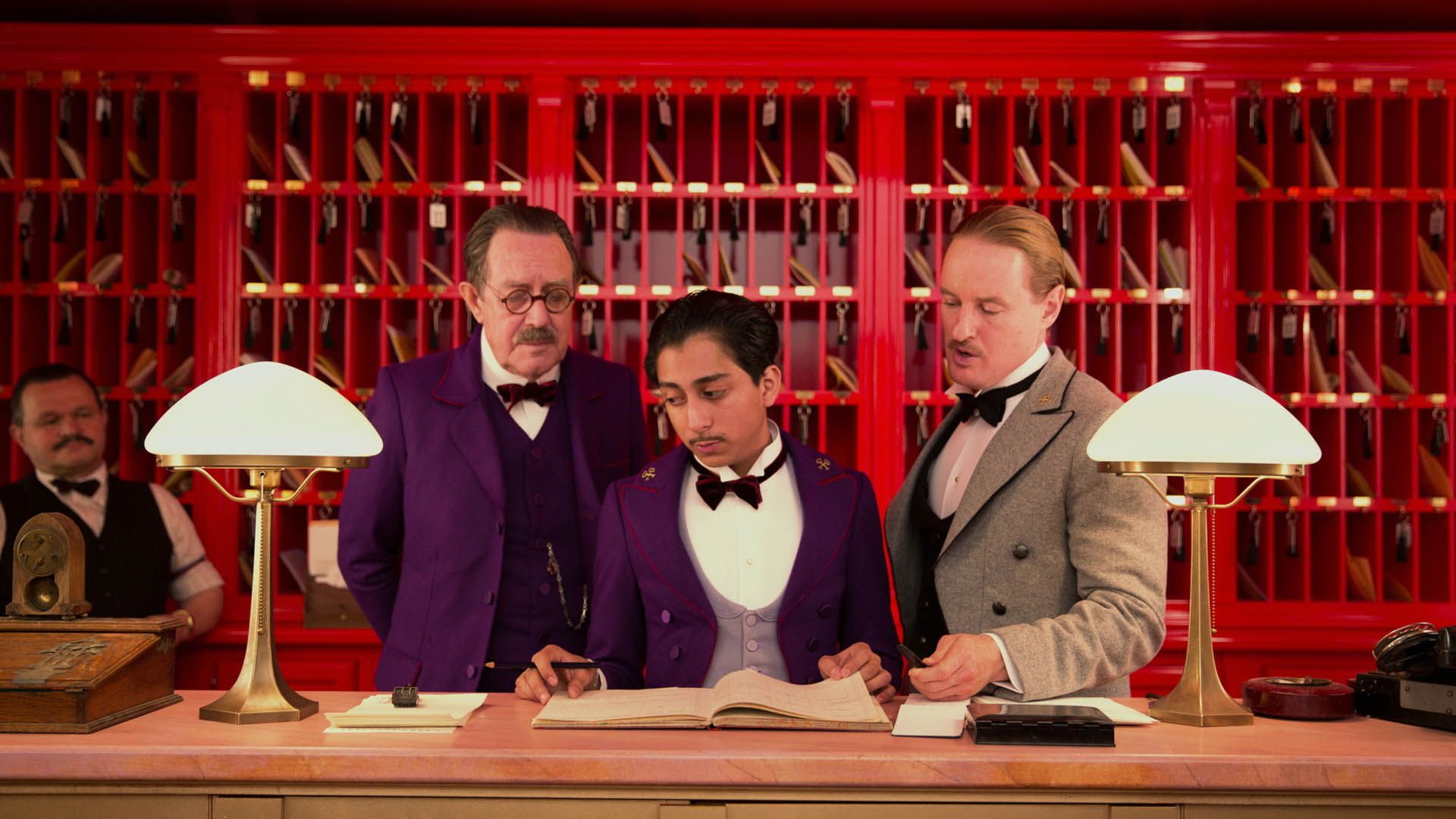 شخصیت زیرو در کنار مالک اصلی هتل محل فیلم برداری فیلم the grand budapest hotel