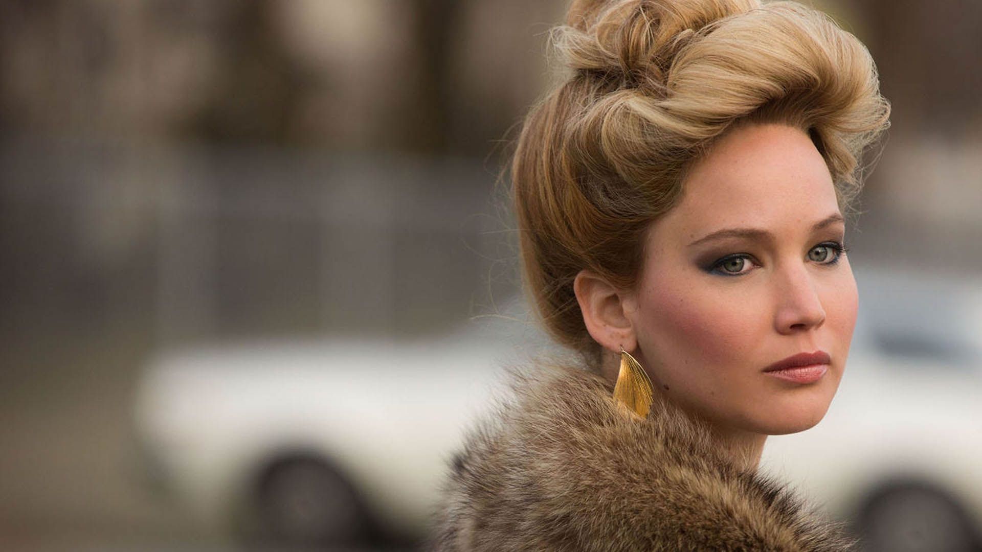 جنیفر لارنس با لباسی خز‌دار در فیلم American Hustle