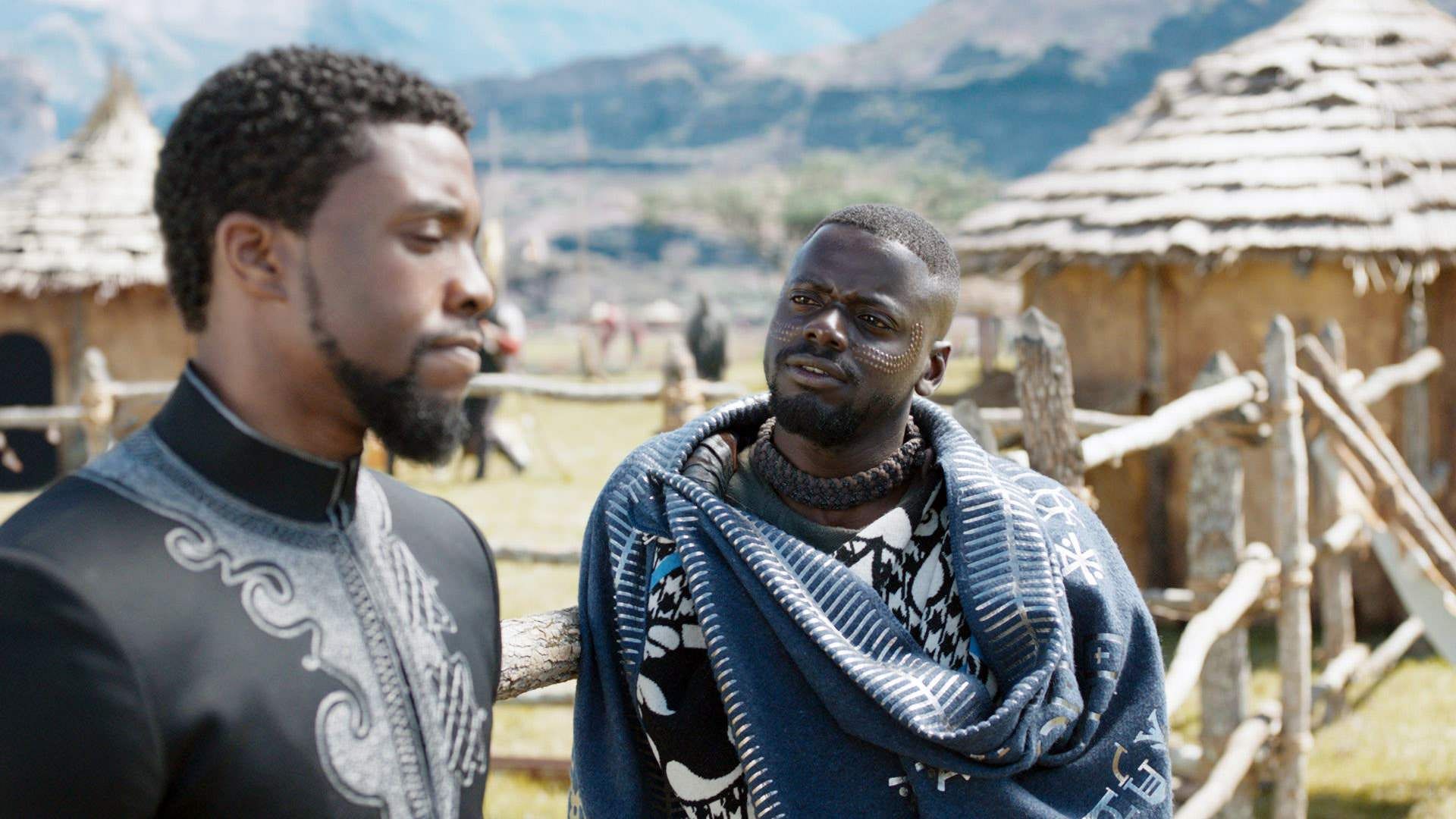 دنیل کالویا در حال بحث کردن با چادویک بوزمن در فیلم Black Panther