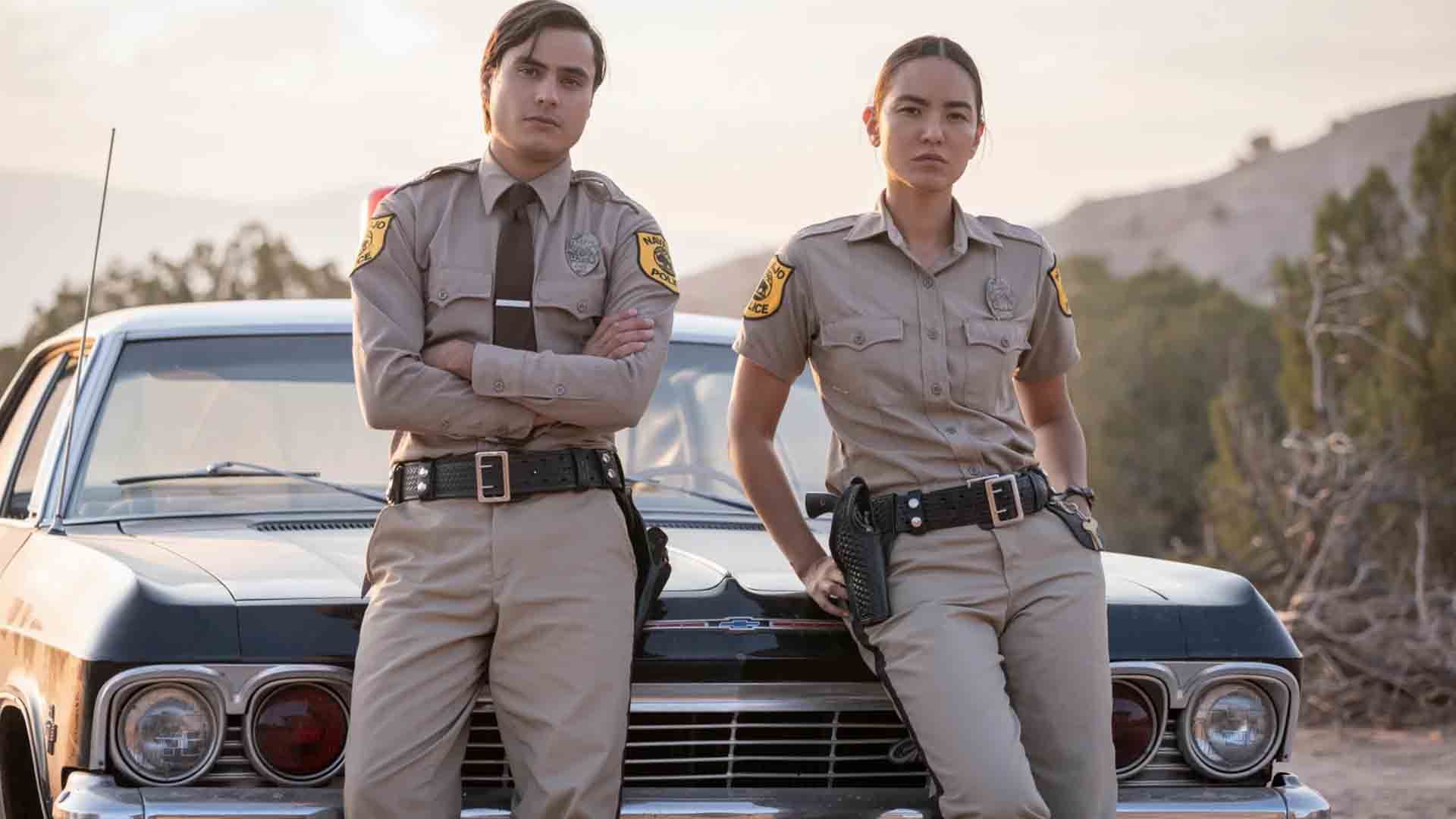 جسیکا متن و کیووا گوردون کنار یک ماشین در سریال Dark Winds