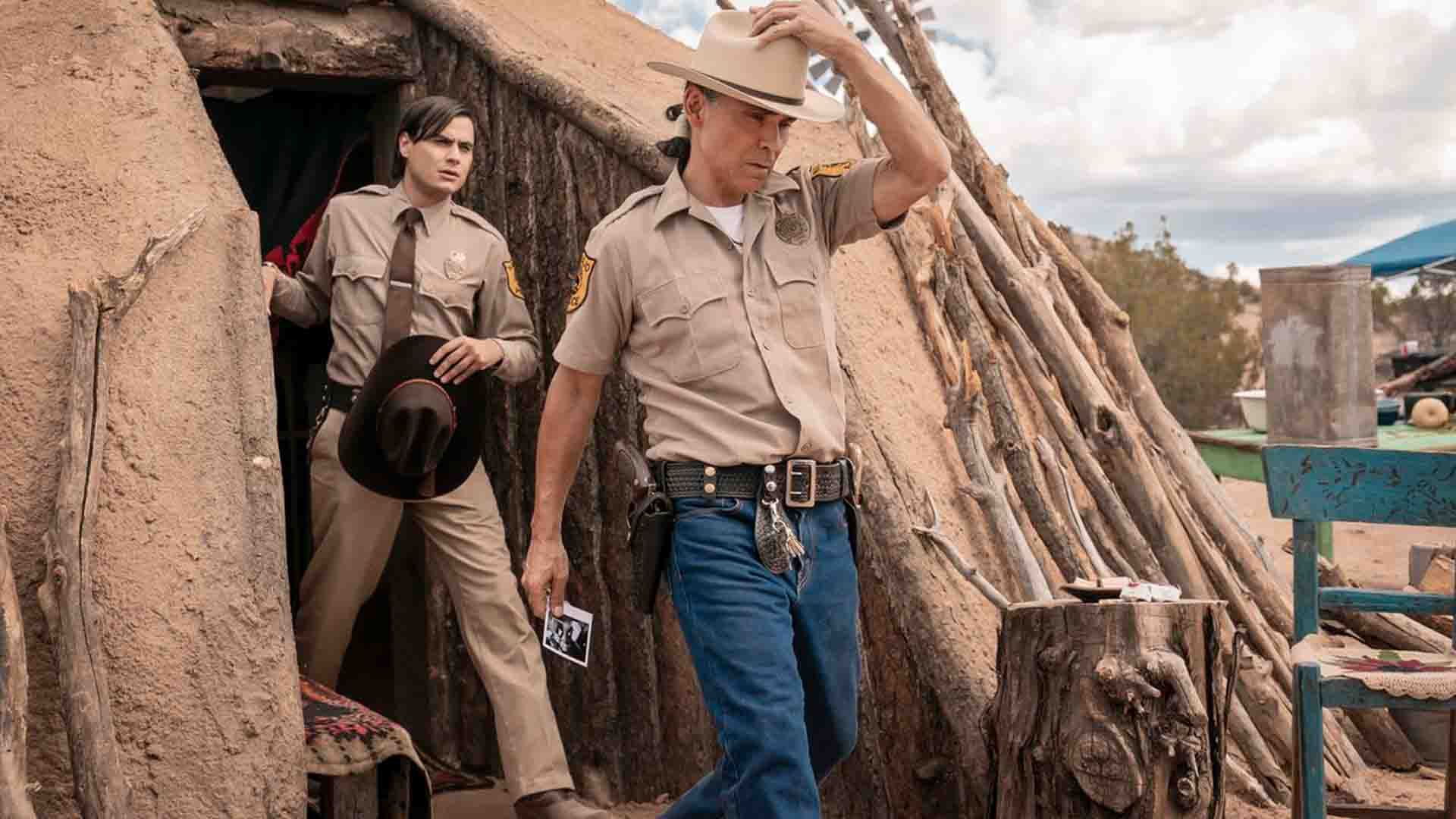 زان مک‌کلارنون به همراه کیووا گوردون در سریال Dark Winds