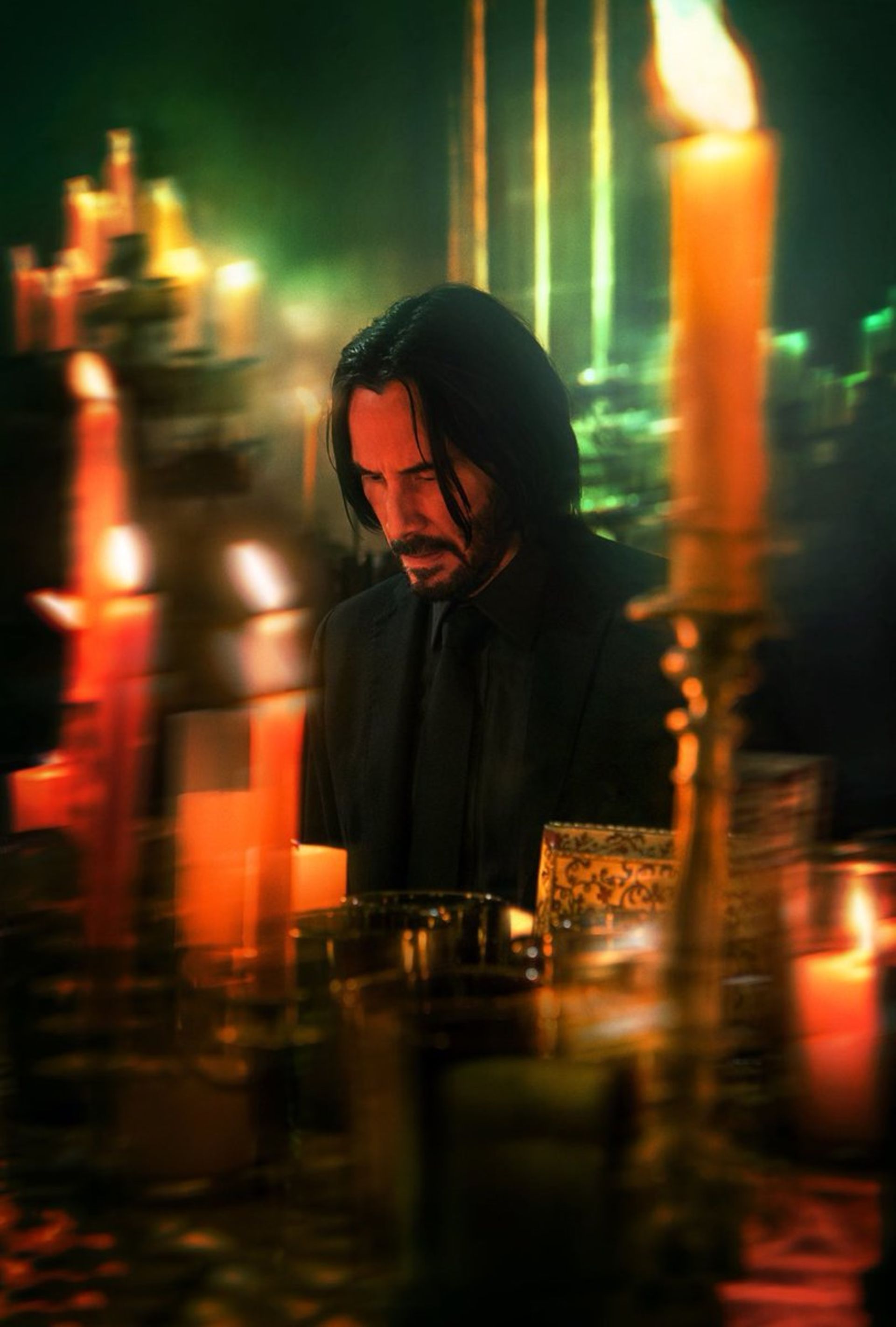 جان ویک با بازی کیانو ریوز در حال دعا خواندن در فیلم John Wick: Chapter 4