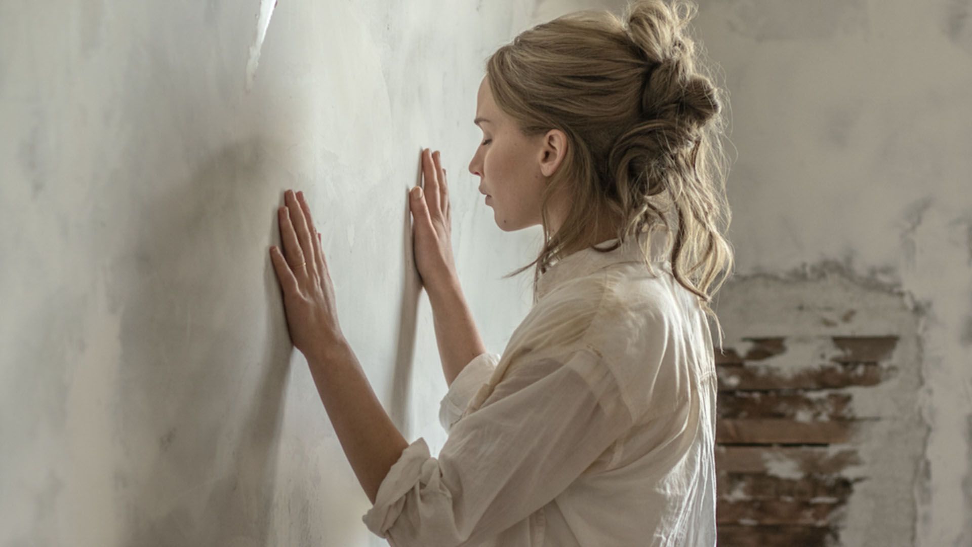 جنیفر لارنس در فیلم Mother! دستانش را روی دیوار گذاشته است