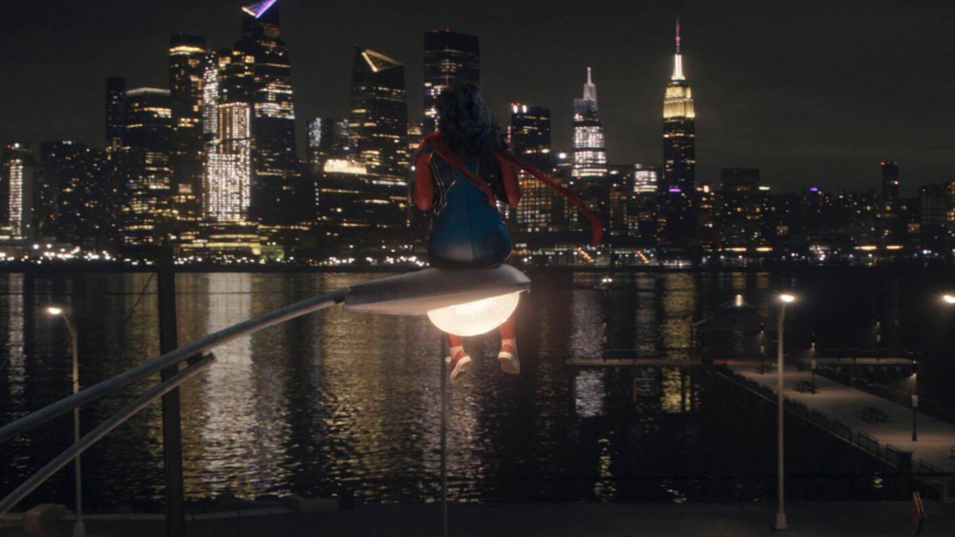 صحنه پایانی  سریال Ms. Marvel با اشاره به تصویر کمیک مارول