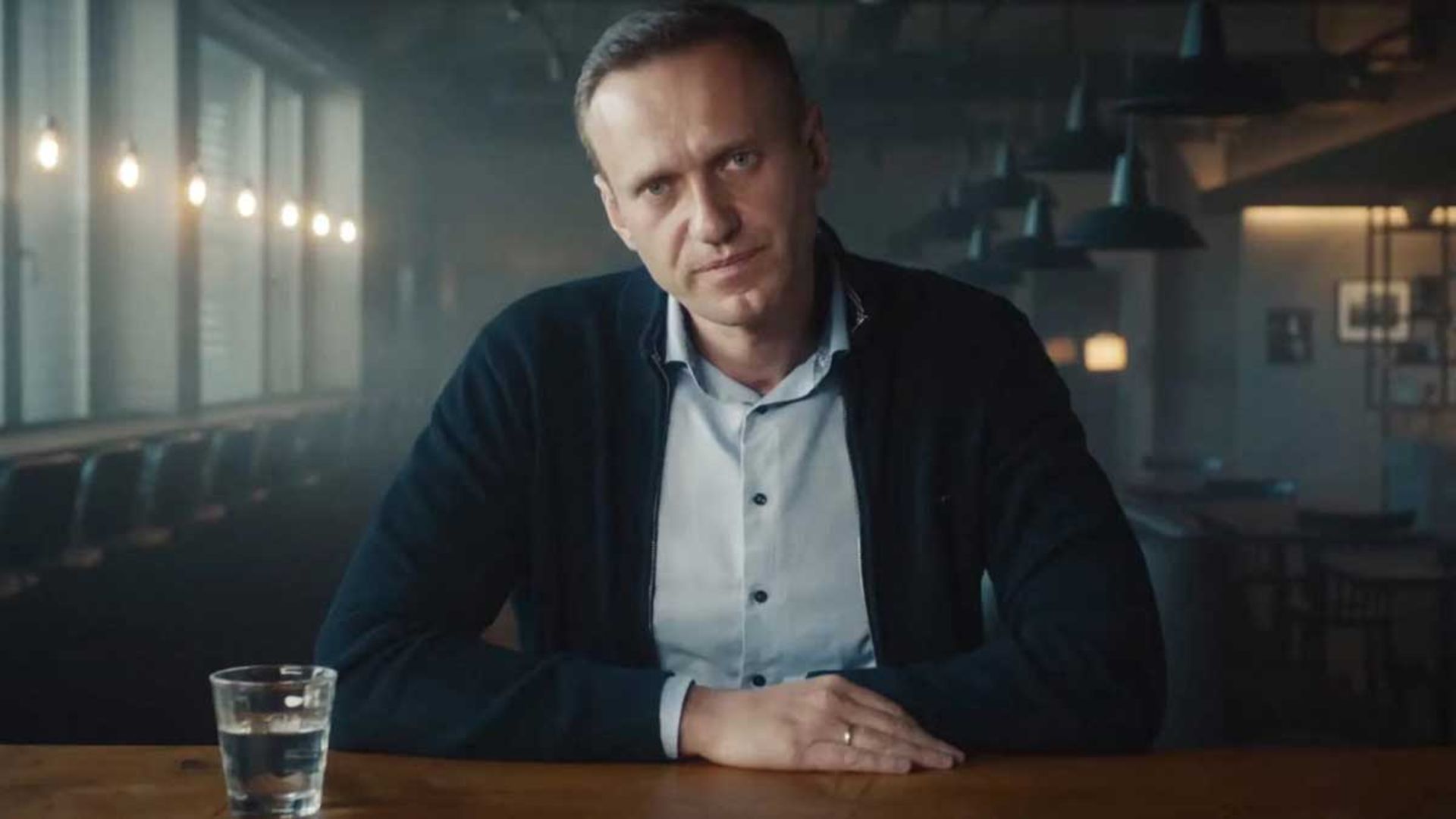 نگاه مرد به دوربین و یک لیوان در مستند Navalny