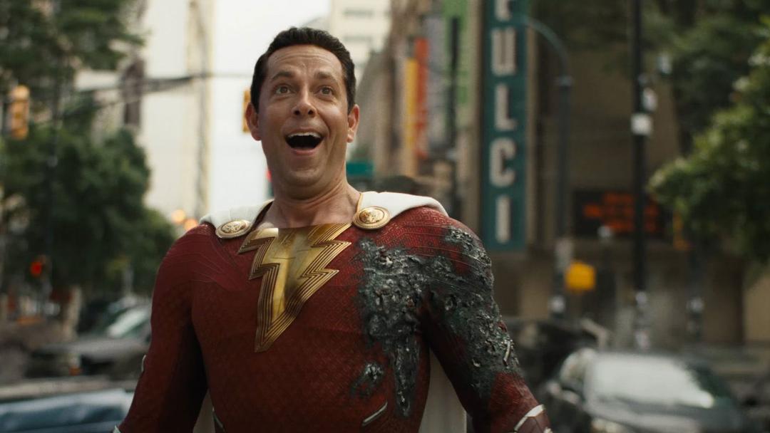 شزم با لباس آسیب دیده در مبارزه در حال خندیدن در فیلم Shazam! Fury of the Gods
