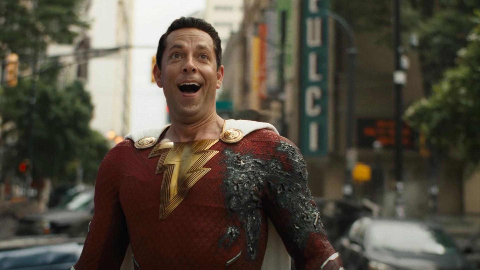 شزم با لباس آسیب دیده در مبارزه در حال خندیدن در فیلم Shazam! Fury of the Gods