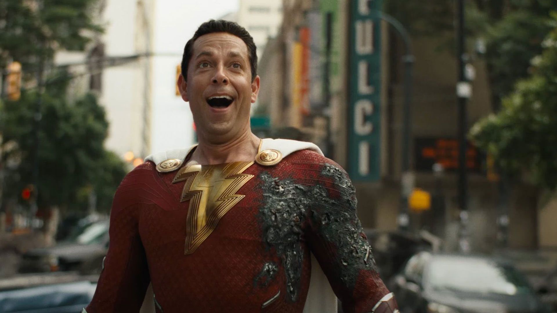 شزم با لباس آسیب دیده در مبارزه در حال خندیدن در فیلم Shazam! Fury of the Gods