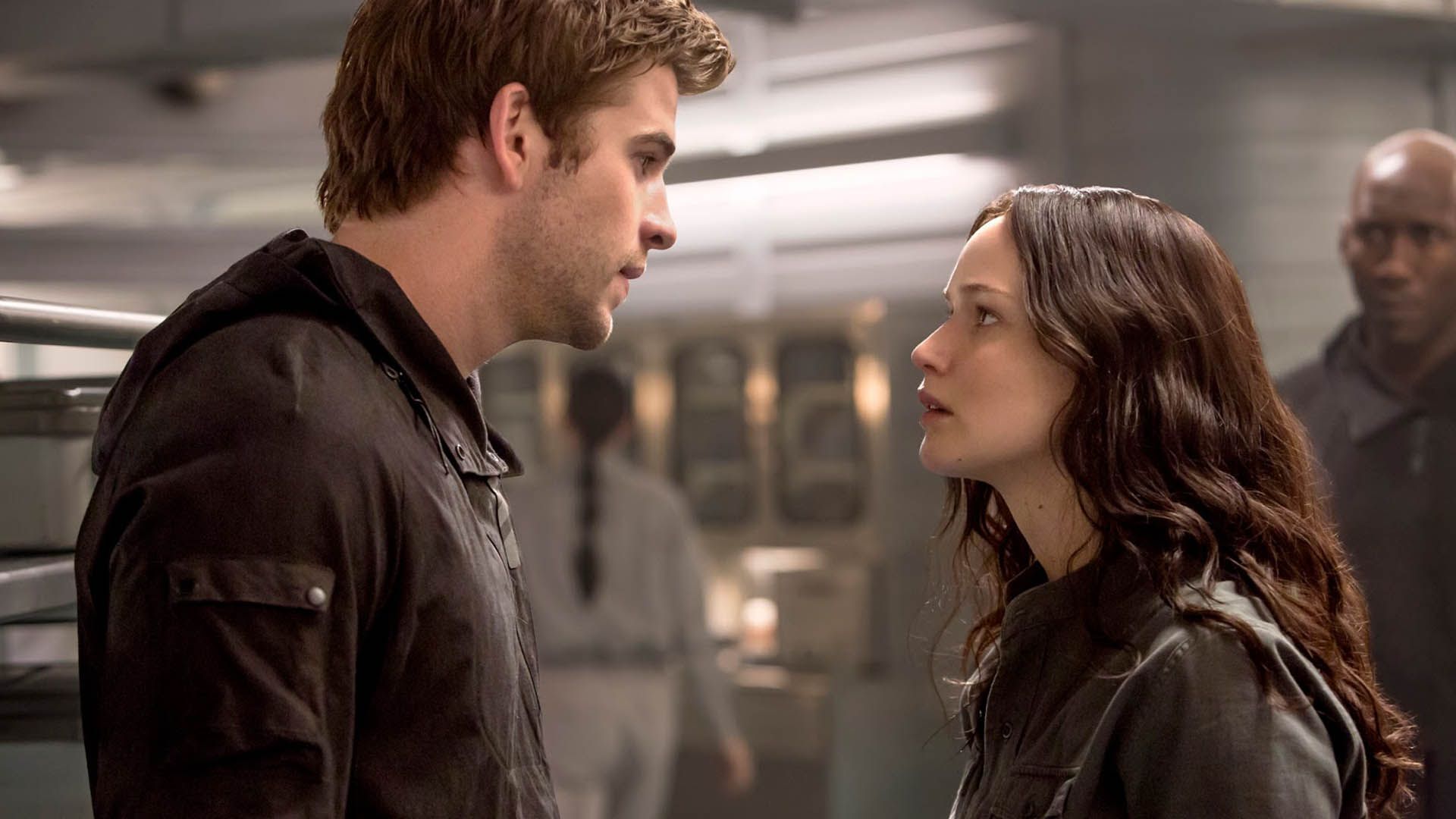 جنیفر لارنس در فیلم The Hunger Games: Mockingjay - Part 1 با لیام همسورث صحبت می‌کند