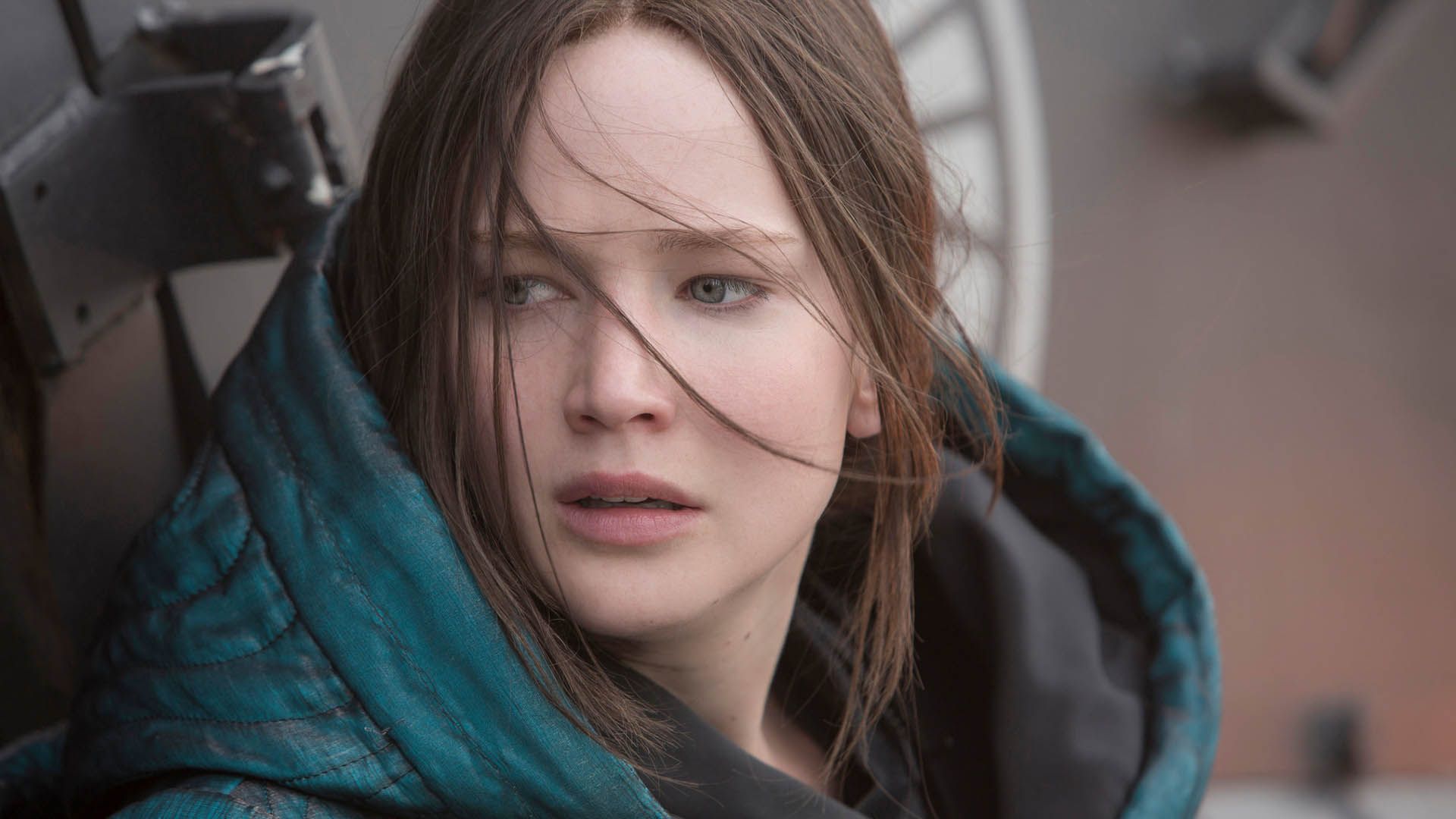 جنیفر لارنس در لباسی آبی رنگ در فیلم The Hunger Games: Mockingjay - Part 2