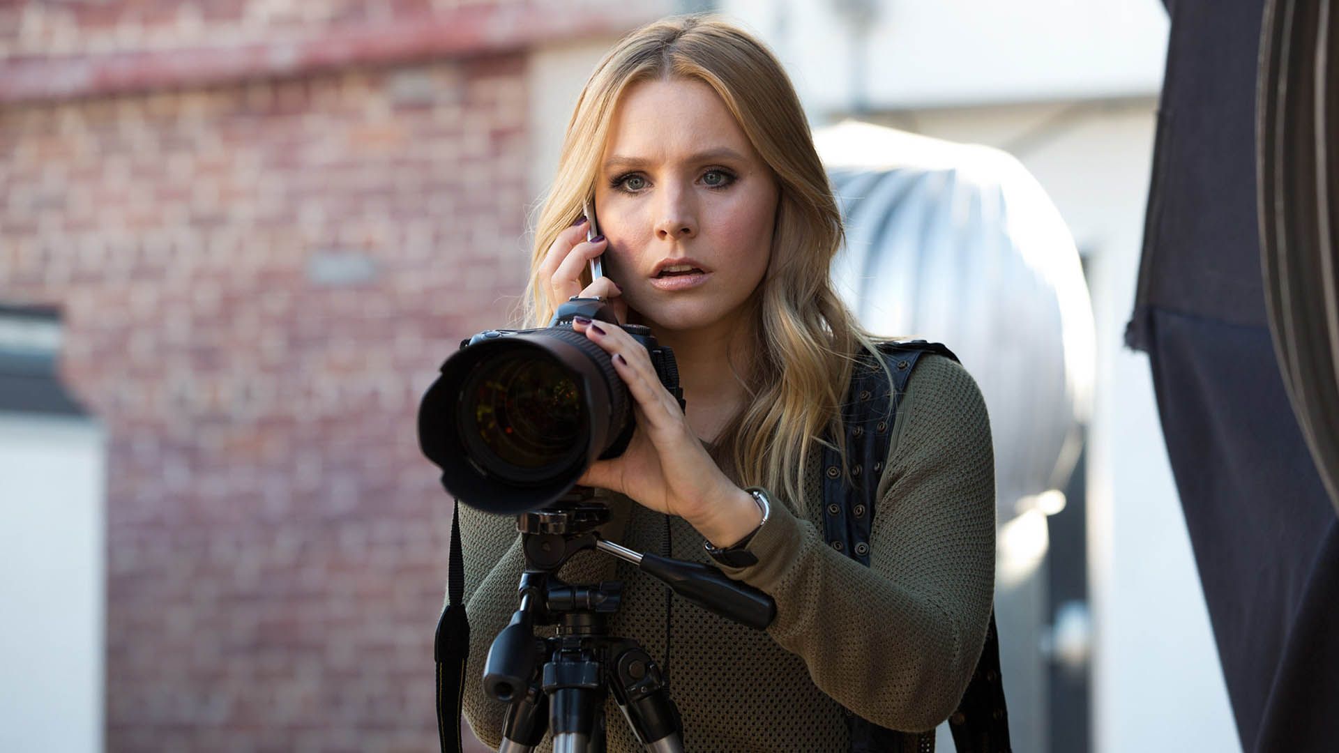 کیریستن بل درحال نقش‌آفرینی در سریال Veronica Mars