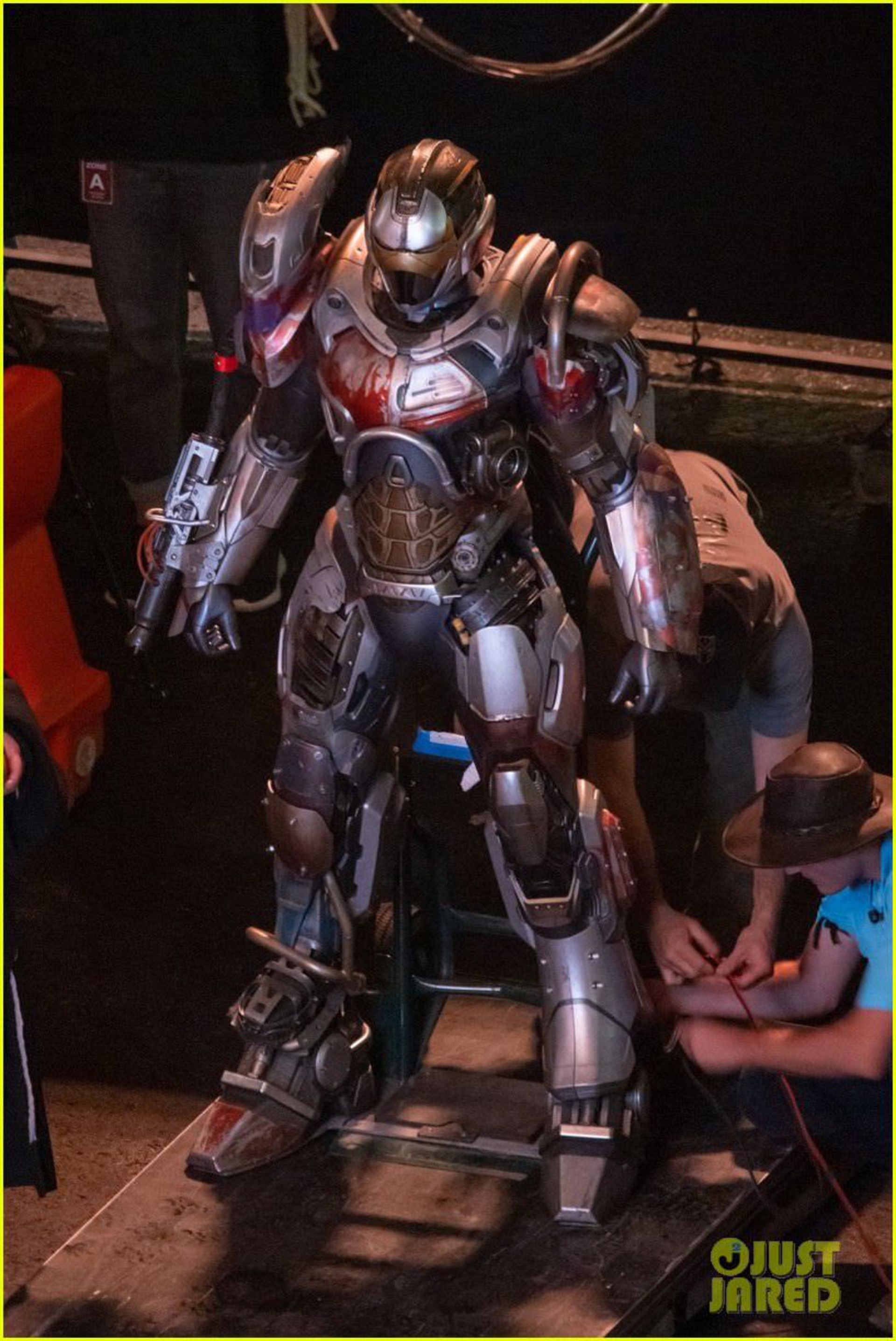 لباس کامل آیرون هارت در پشت صحنه سریال Ironheart