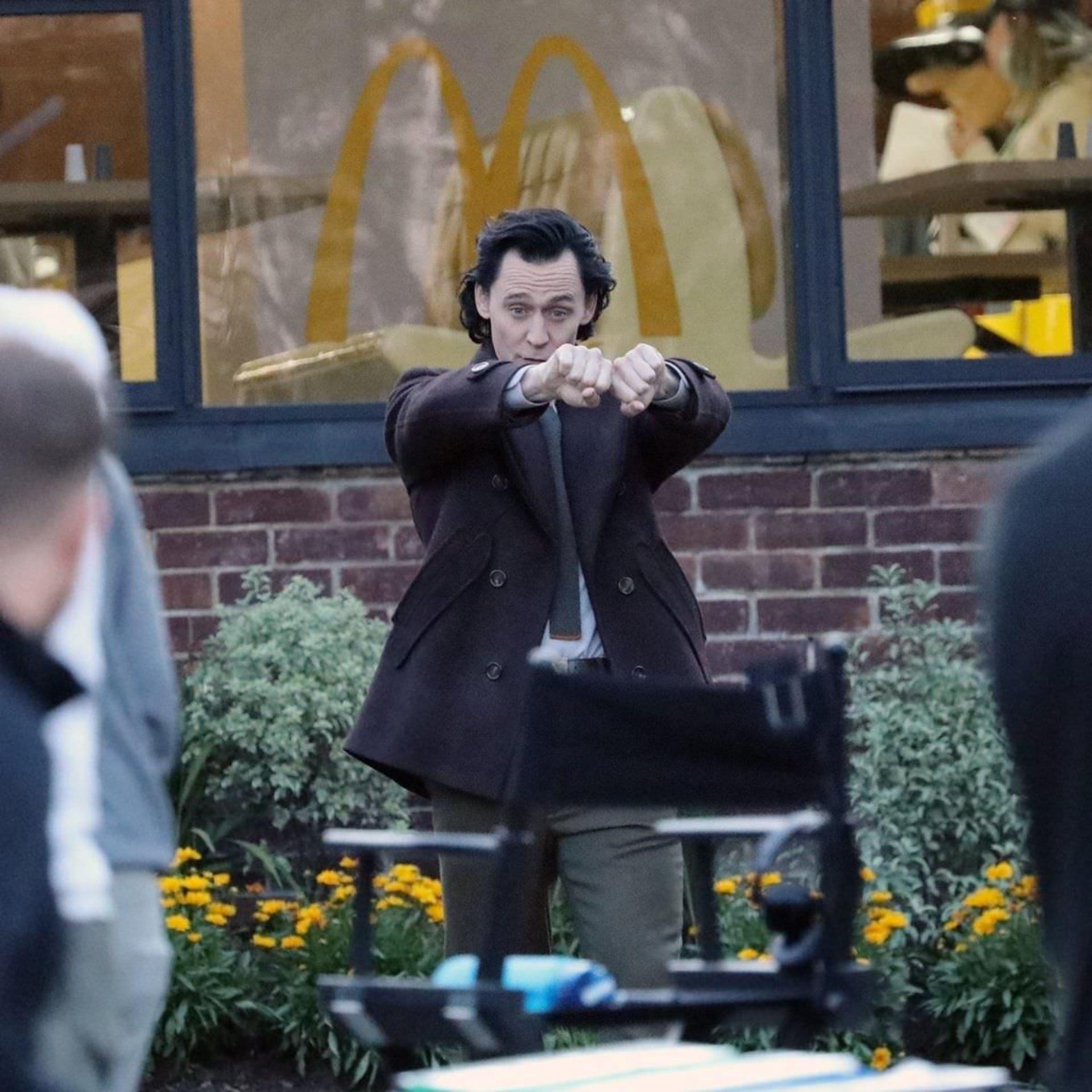 2022-8-loki-season-2-set-photos-see-loki-and-sylvie-reunite-07