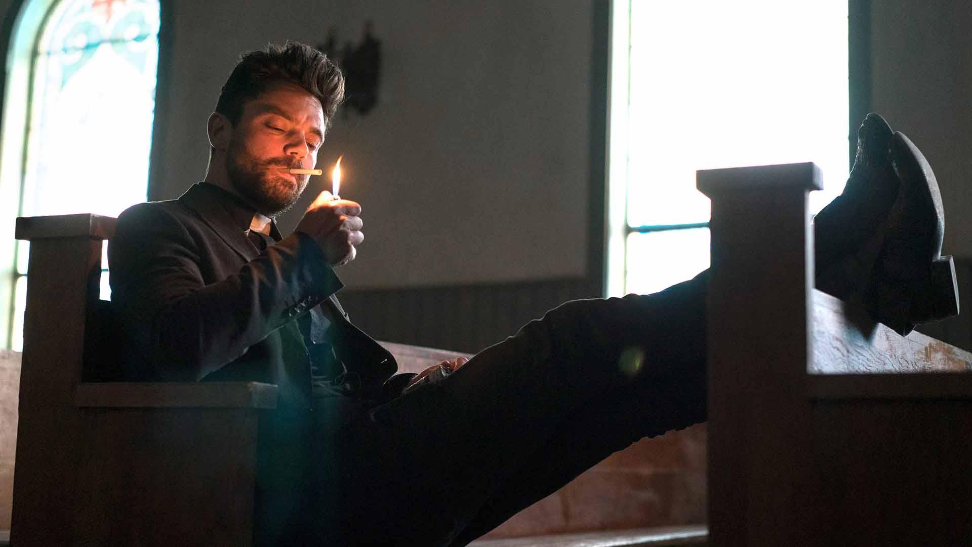 دامینیک کوپر در سریال Preacher در حال سیگار کشیدن