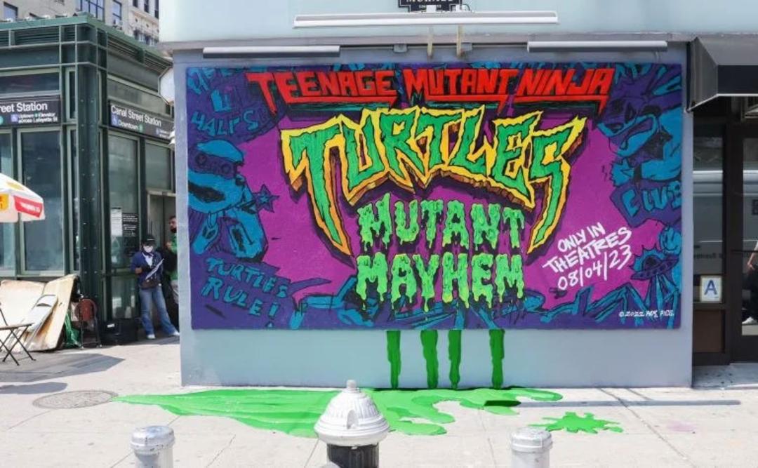 طراحی پوستر انیمیشن Teenage Mutant Ninja Turtles: Mutant Mayhem روی دیوار