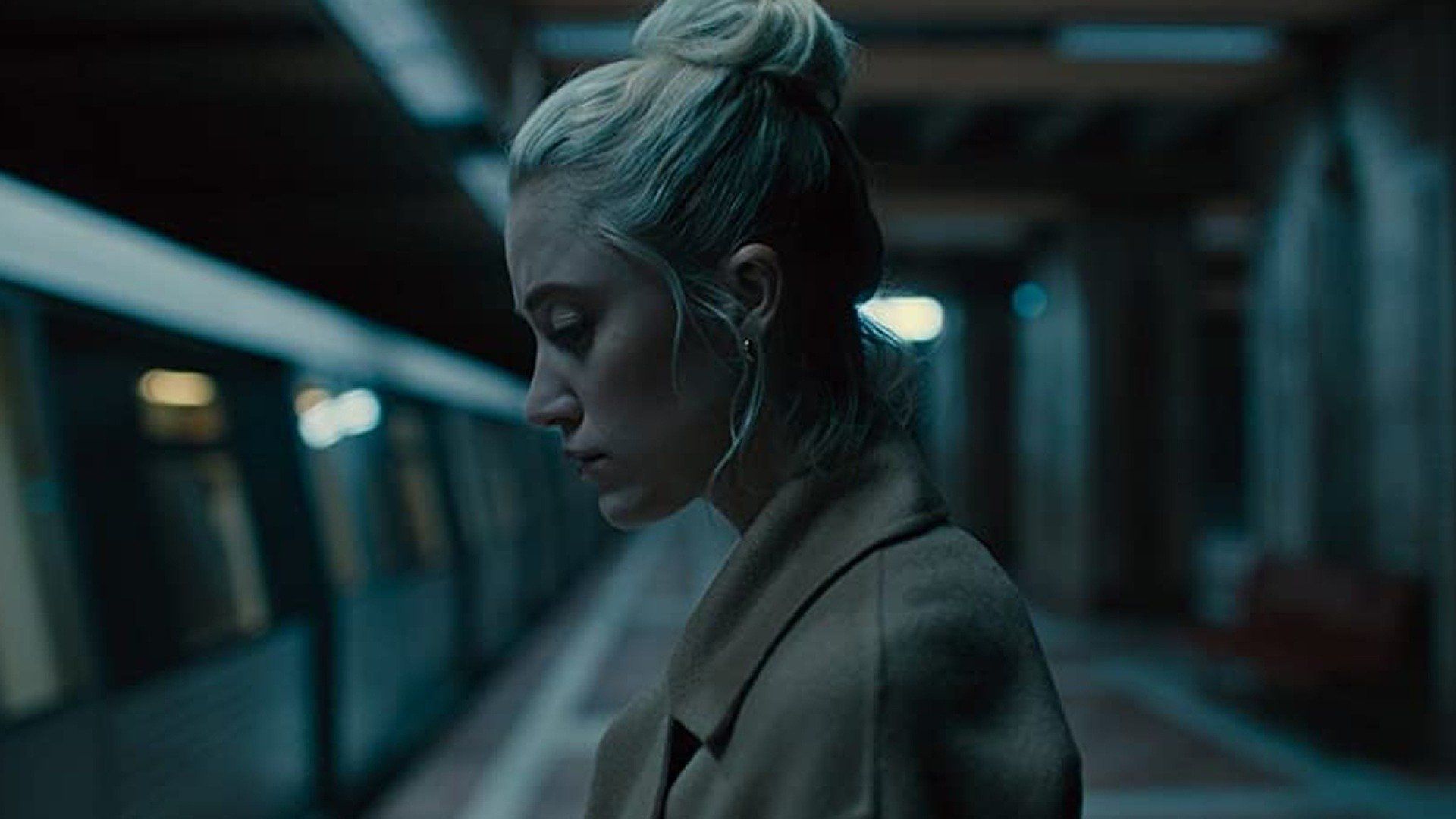 مایکا مونرو در فیلم Watcher مدام تهدیدی ناشناخته را به دنبال خود حس می‌کند