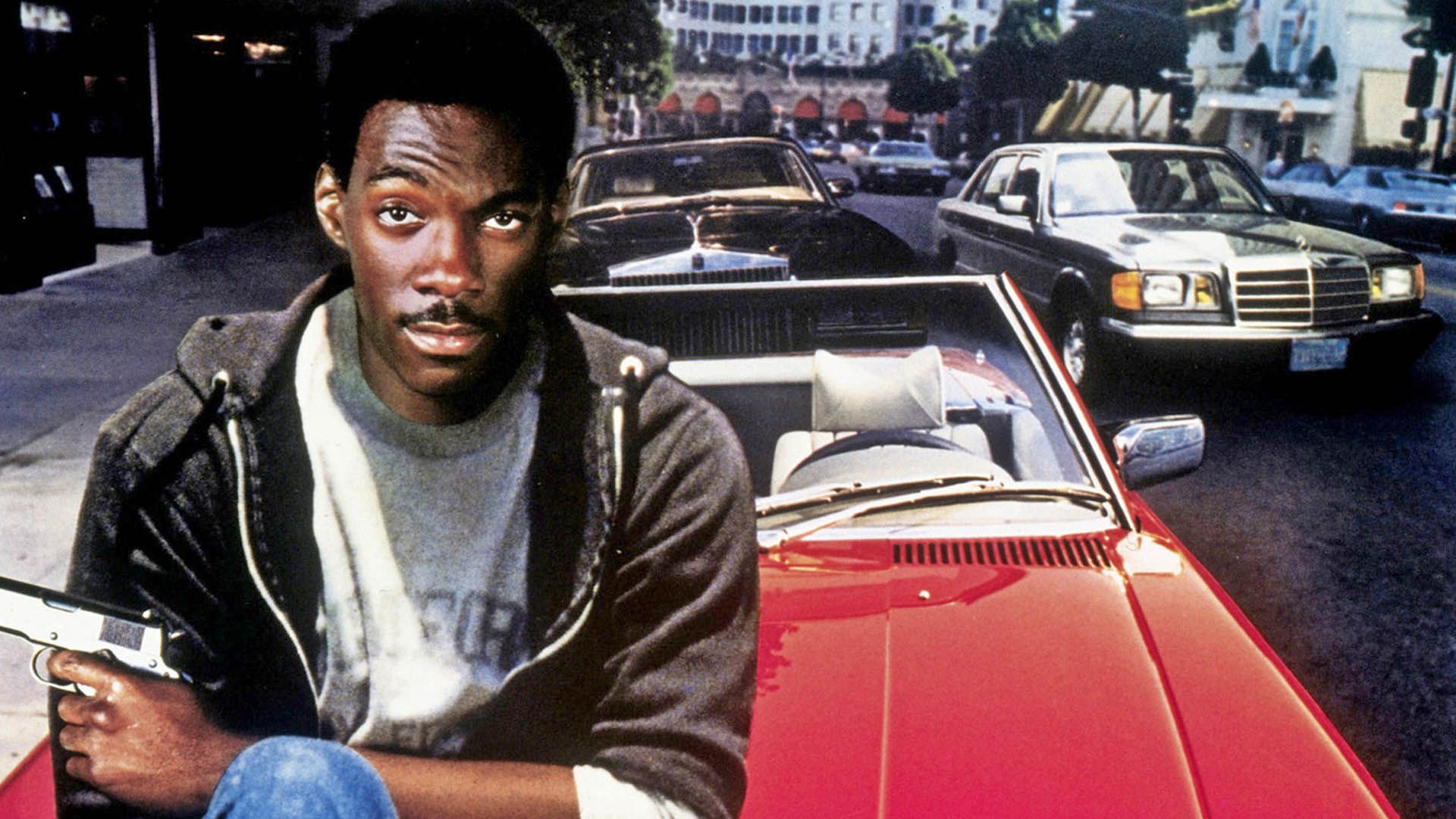 ادی مورفی روی یک ماشین قرمز در فیلم Beverly Hills Cop