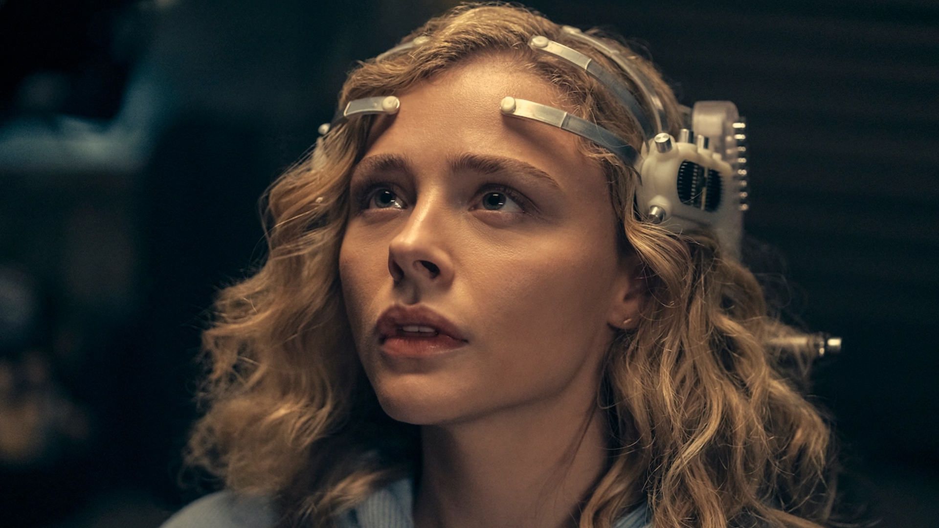 کلویی گریس مورتز به بالا نگاه می کند سریال The Peripheral