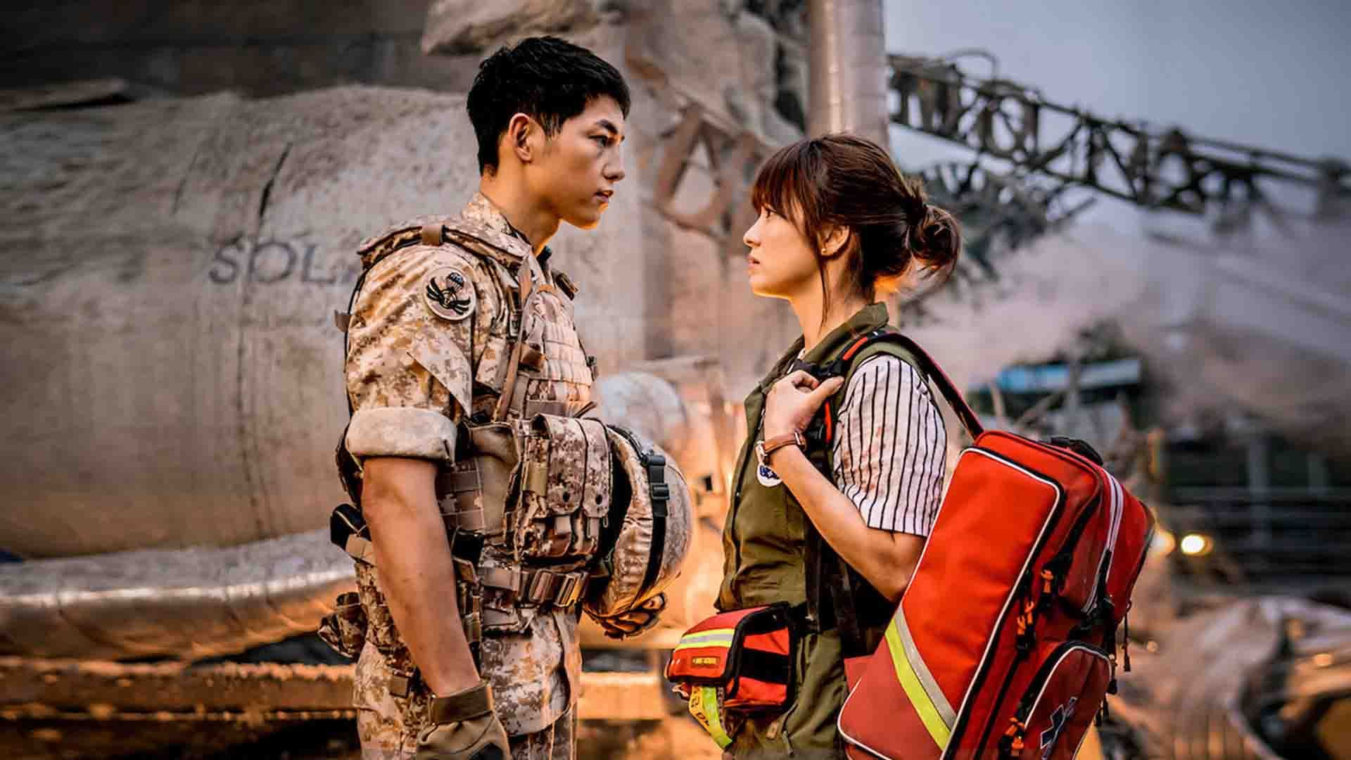 دو بازیگر اصلی سریال Descendants of the Sun با لباس‌های مخصوص