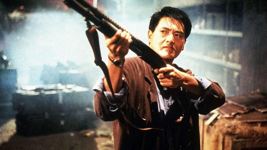 چو یون فات در فیلم Hard Boiled درحال شلیک با اسلحه