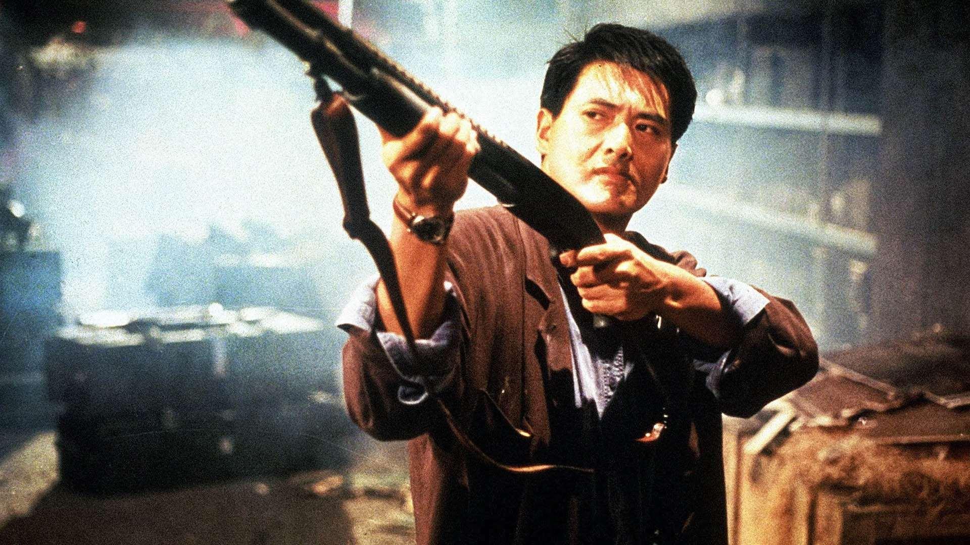 چو یون فات در فیلم Hard Boiled درحال شلیک با اسلحه
