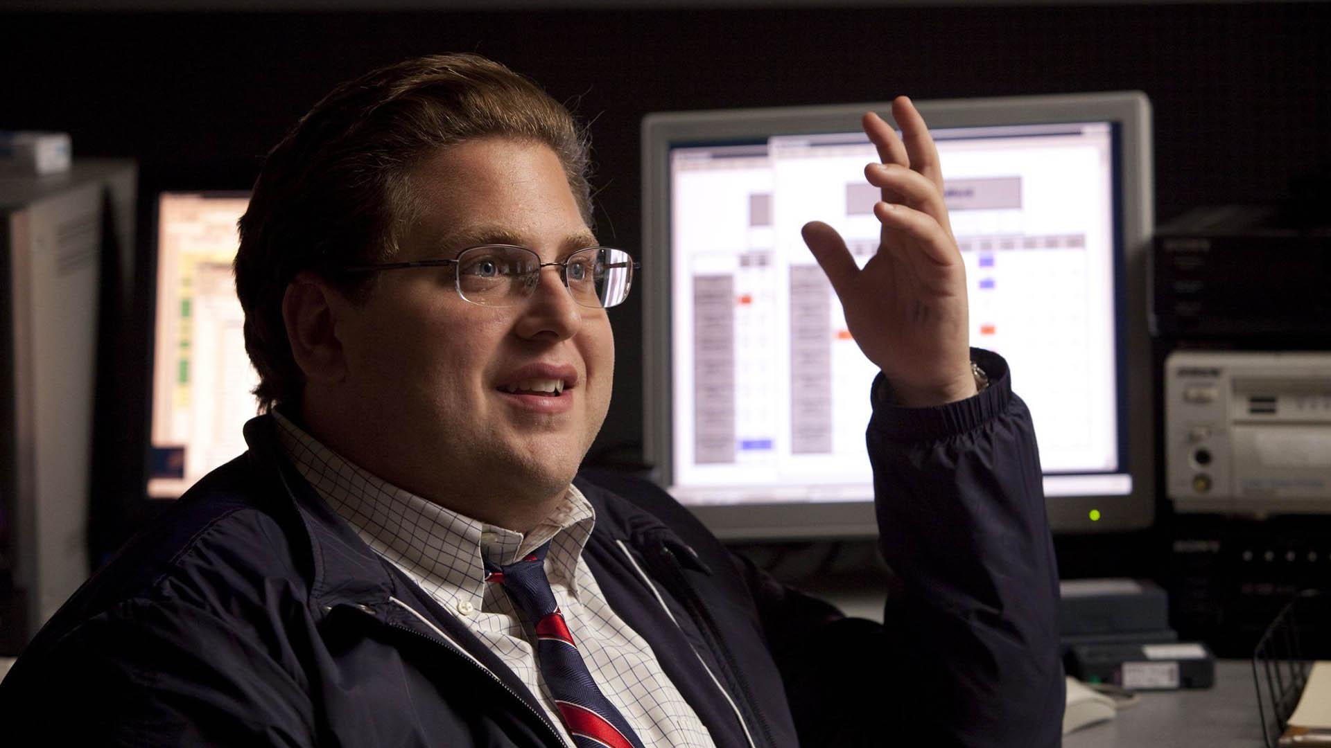 جونا هیل در مقابل یک کامپیوتر در فیلم سینمایی moneyball