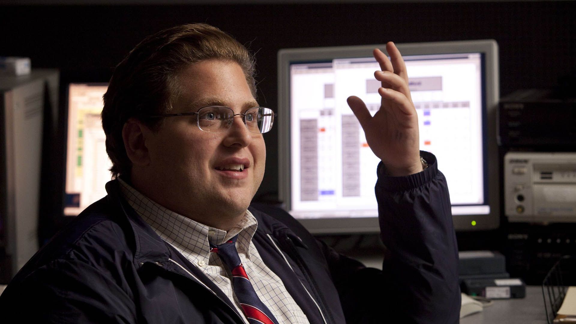 جونا هیل در مقابل یک کامپیوتر در فیلم سینمایی moneyball