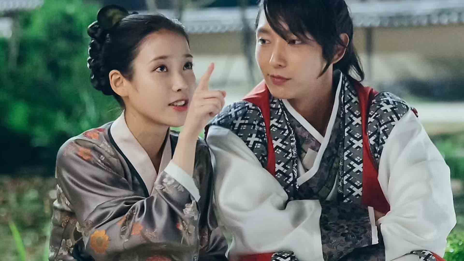 دو بازیگر اصلی سریال Moon Lovers: Scarlet Heart Ryeo در حال صحبت با هم