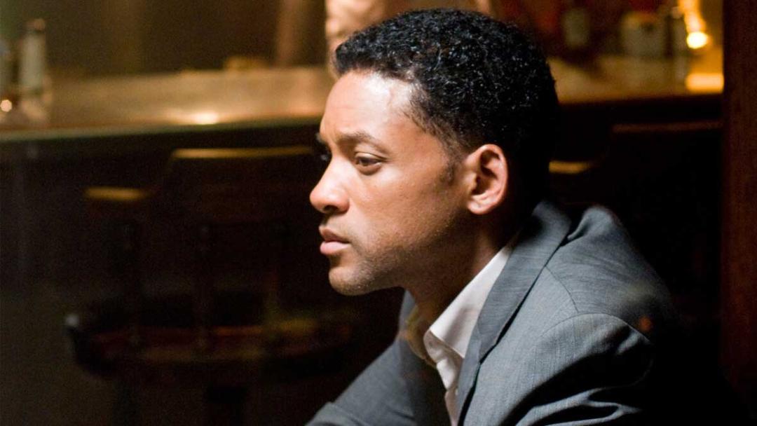 ویل اسمیت با کت و شلوار در فیلم Seven Pounds
