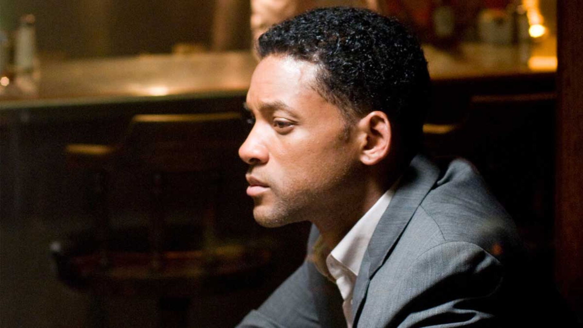 ویل اسمیت با کت و شلوار در فیلم Seven Pounds