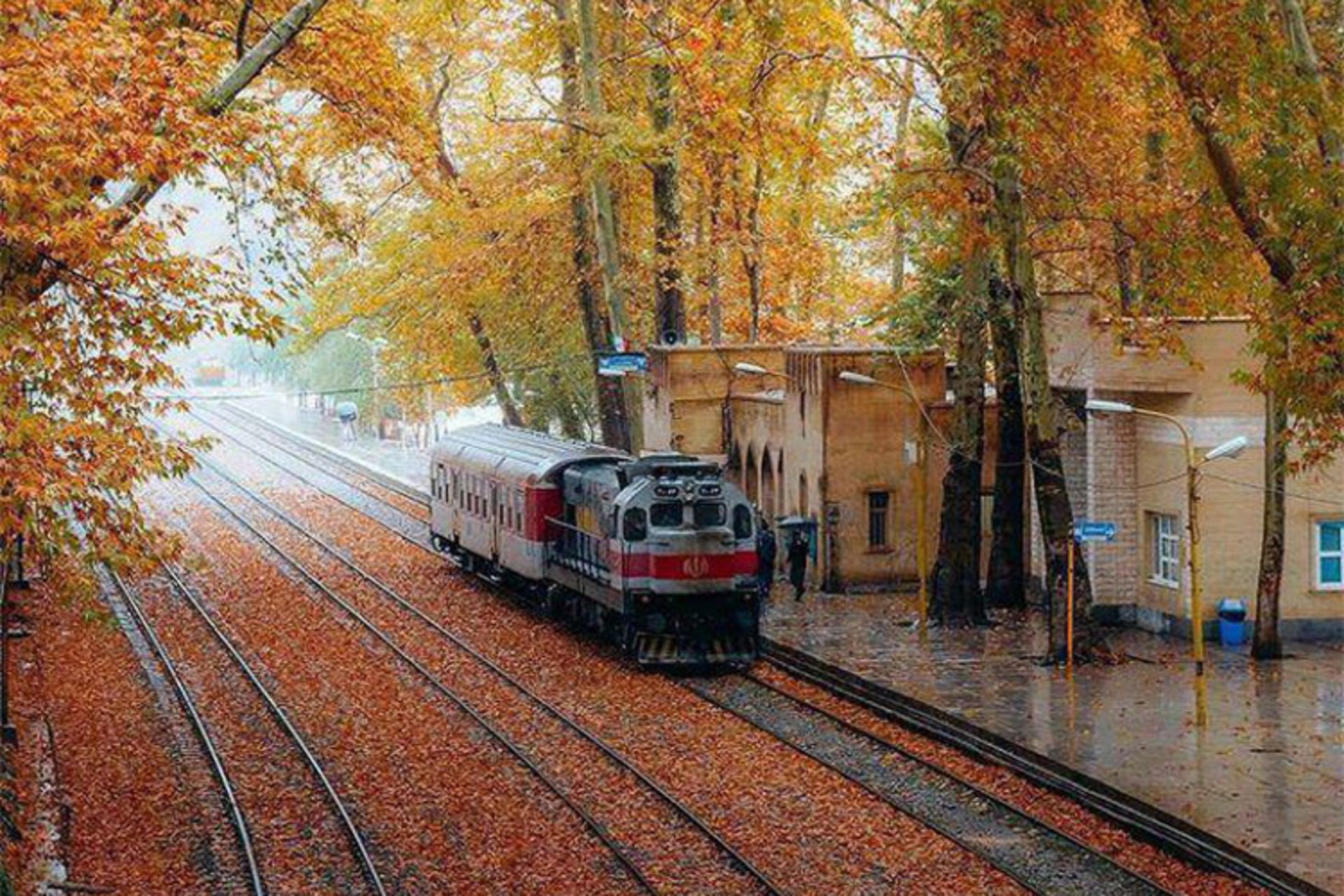 ایستگاه راه آهن بیشه لرستان در پاییز