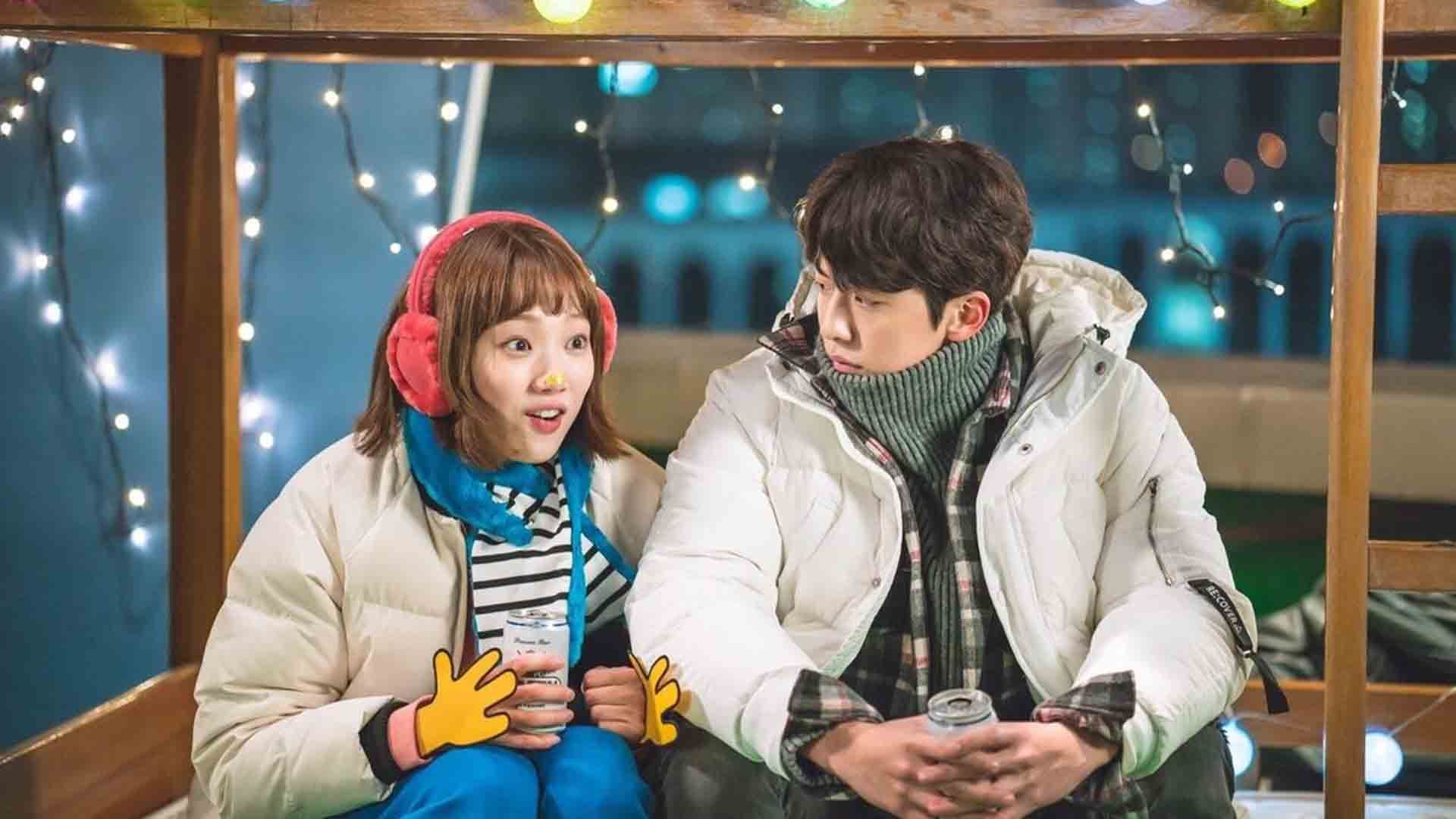 بازیگر اصلی سریال Weightlifting Fairy Kim Bok-joo در حال صحبت کردن با هیجان