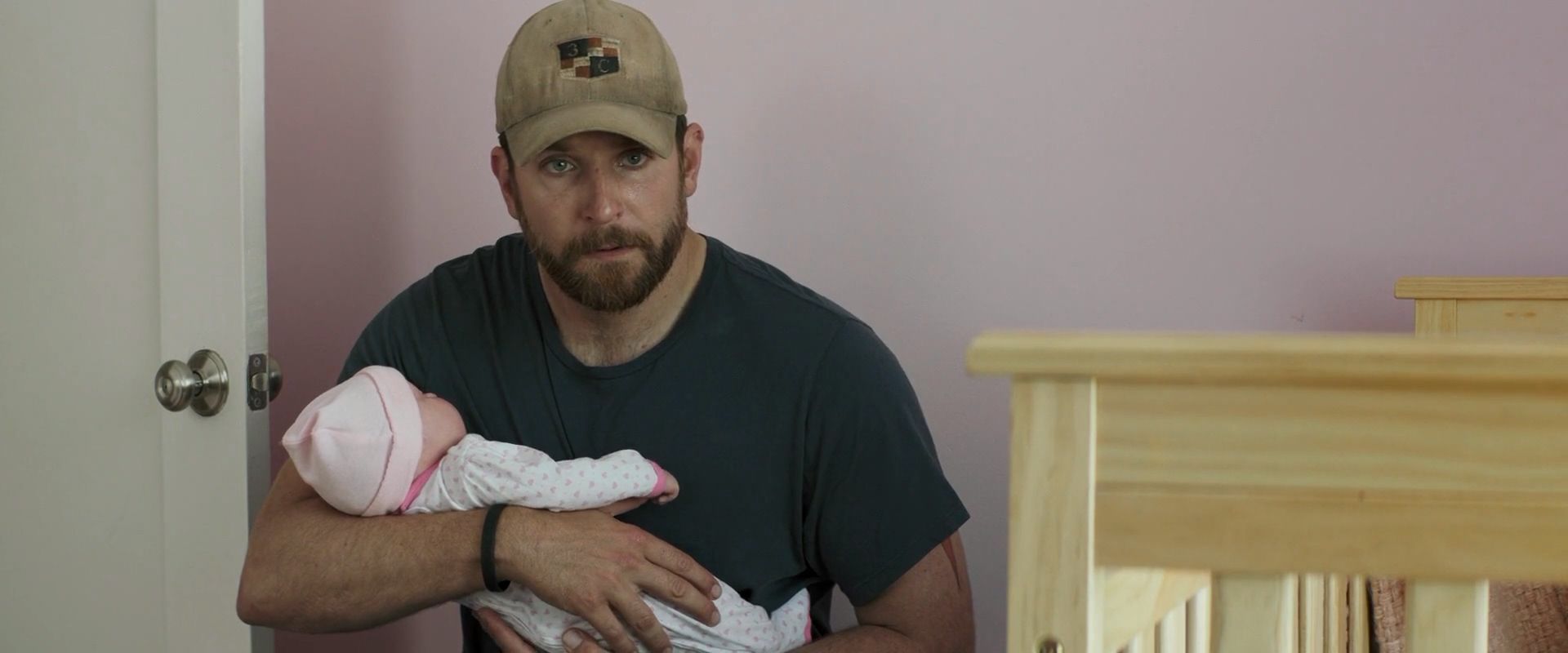 بغل کردن یک عروسک در فیلم american sniper توسط بردلی کوپر