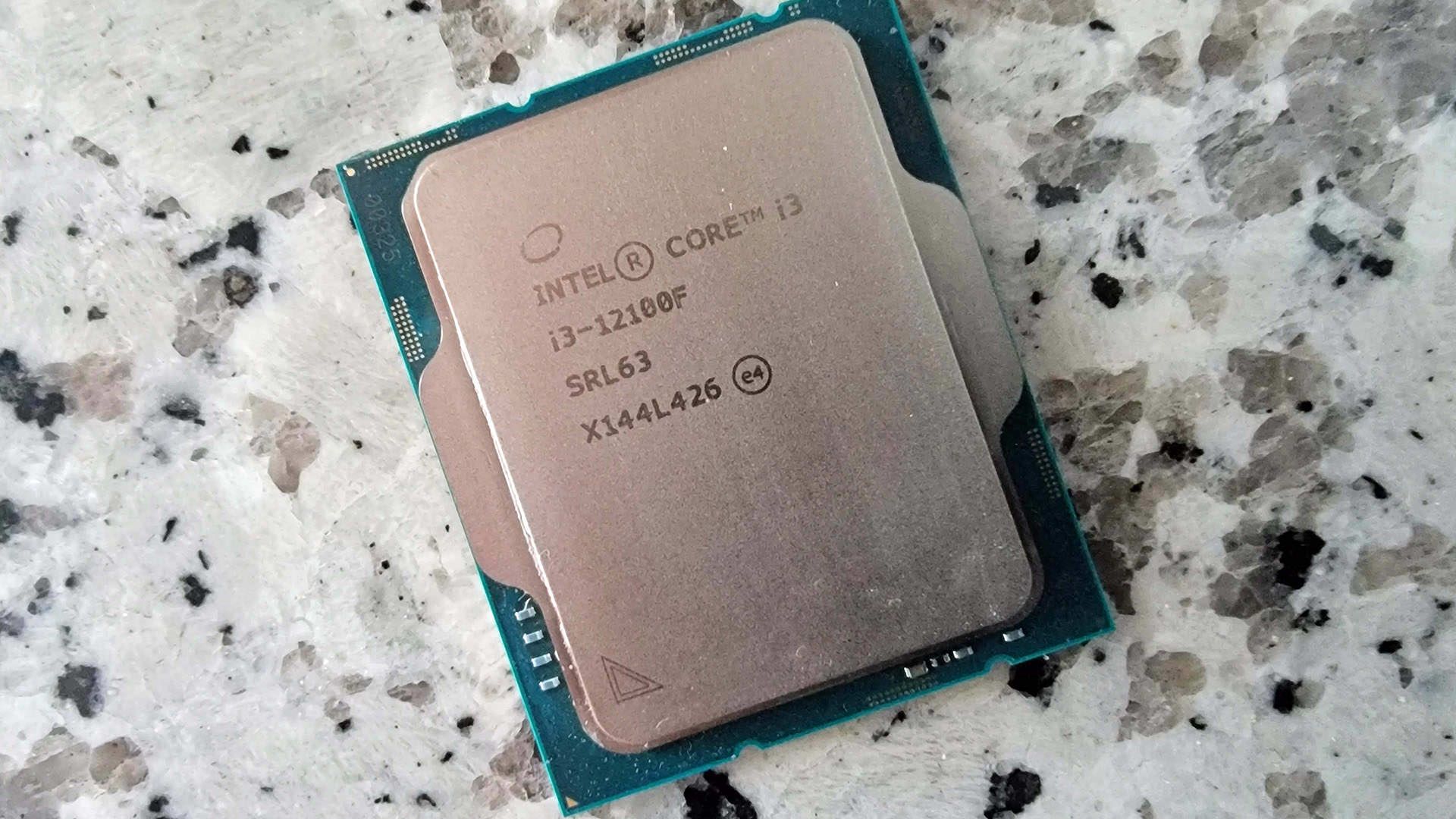 پردازنده Core i3 12100f اینتل روی سرامیک