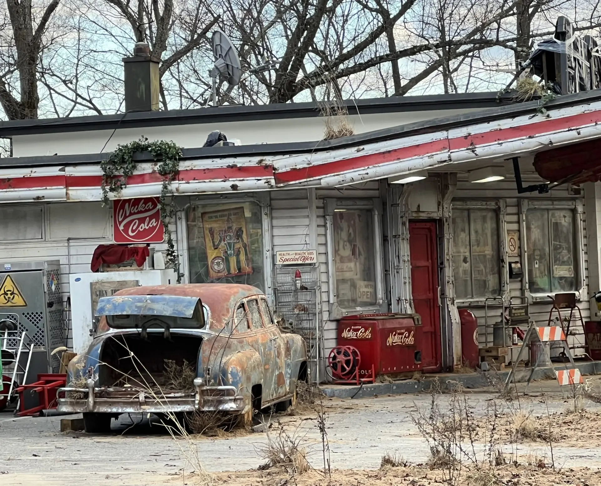 تصاویر ساخت ایستگاه Red Rocket در پشت‌صحنه سریال Fallout شبکه‌ی آمازون 