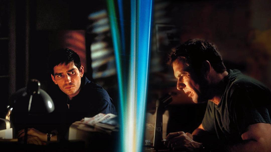 دنیس کواید و جیمز کاویزل در فیلم Frequency