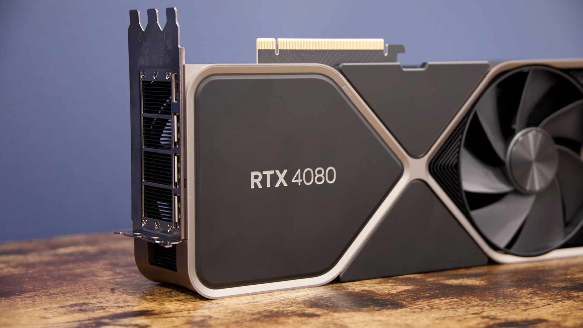 کارت گرافیک GeForce RTX 4080 روی میز