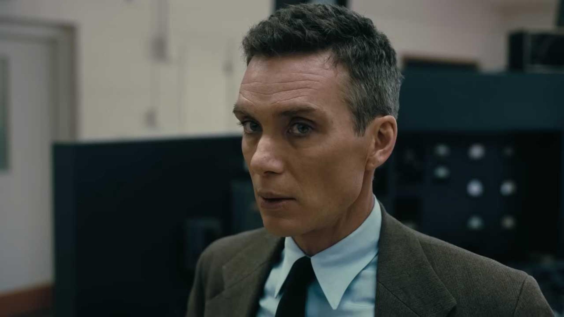 نگاه کیلین مورفی در نقش اوپنهایمر به پروسه ساخت بمب اتم در فیلم Oppenheimer نولان